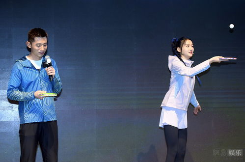 关晓彤长腿熊猫表情包颠乒乓球