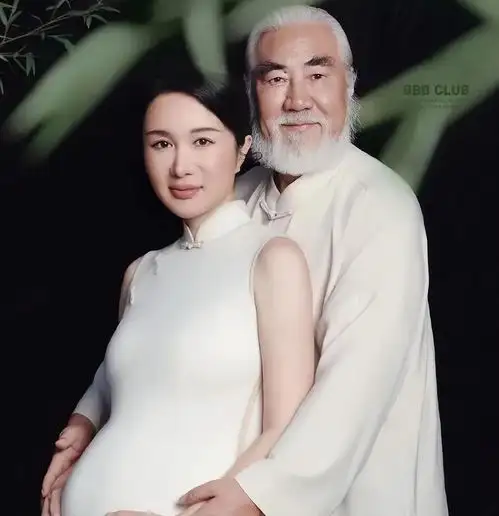 张纪中陪孕妻逛商场,46岁大女儿张语芯罕见露面,5个孩子3个妈