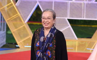 83岁容嬷嬷现身红毯,老戏骨却靠表情包翻红,曾被扔鸡蛋