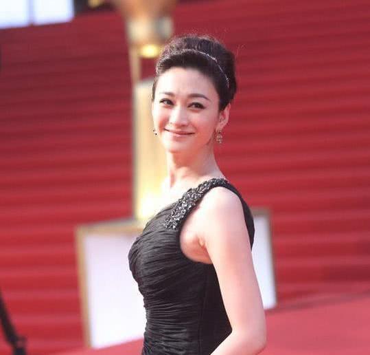 凹凸有致才耐看,这8位中年女星,肉都长对了地方,身材太顶了