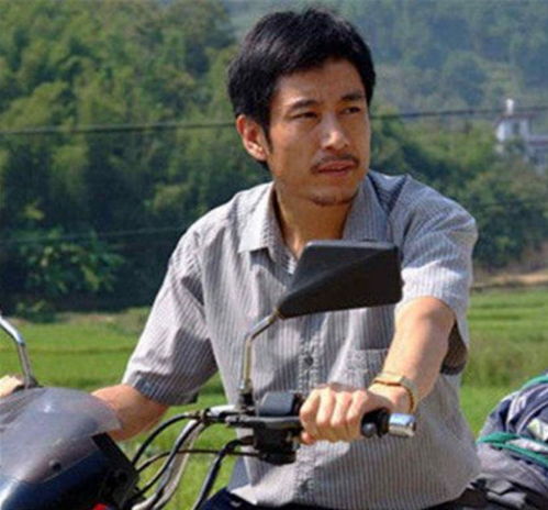 成泰燊在农村长大,做过炼钢工人,30岁成影帝,40岁才做父亲