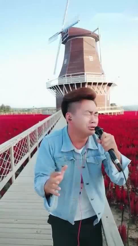 最近这小伙要火了,演唱嘴巴嘟嘟,这表情真是够到位