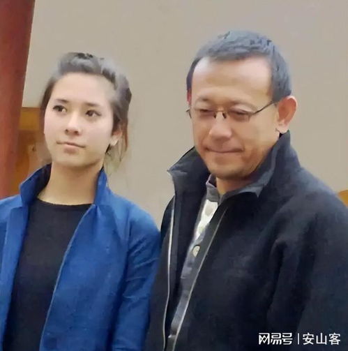 姜文一家近照曝光46岁周韵断崖式衰老似大妈,俩儿子颜值像捡的