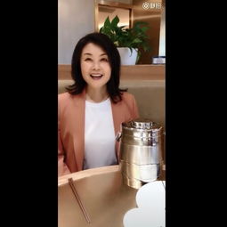 蓝盈莹妈妈气质太好50岁长腿美貌不输20岁少女