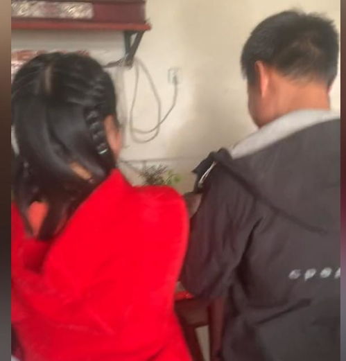 18岁表妹经介绍嫁给30岁大叔,婚礼全程害羞不已,网友不淡定了