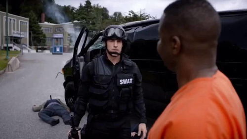 特警秘密押送囚犯被敌人精准伏击,特警昏迷全凭囚犯一人打退强敌