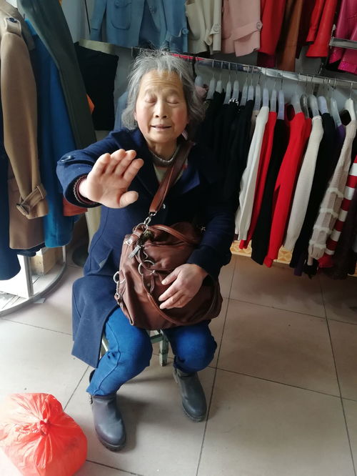 刚才一位70多岁的大妈说看完病想买一件春装外套