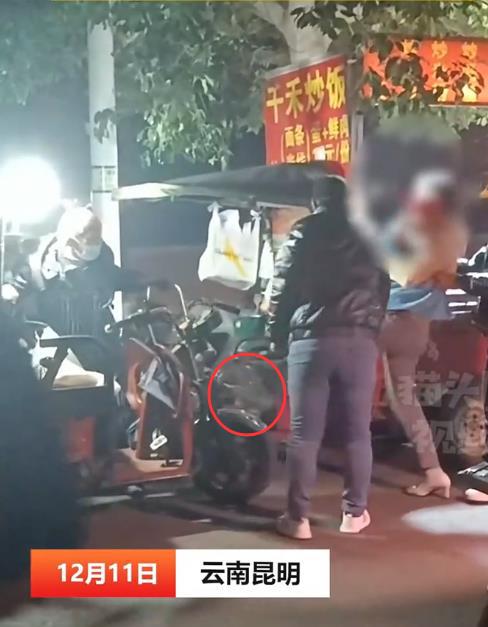 昆明卖烤糖饼的老人被欺负,大学生看不惯了,自发排队照顾生意