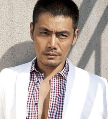 2009年,黄晓明初恋李钰穿婚纱下葬,为何在葬礼上却未见他的身影