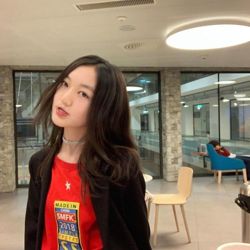 手术1年后李嫣晒无遮挡美照,眼神犀利一抹红唇抢镜