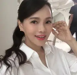 50岁慈善家伊能静,身着蛋糕裙,甜美减龄有内涵