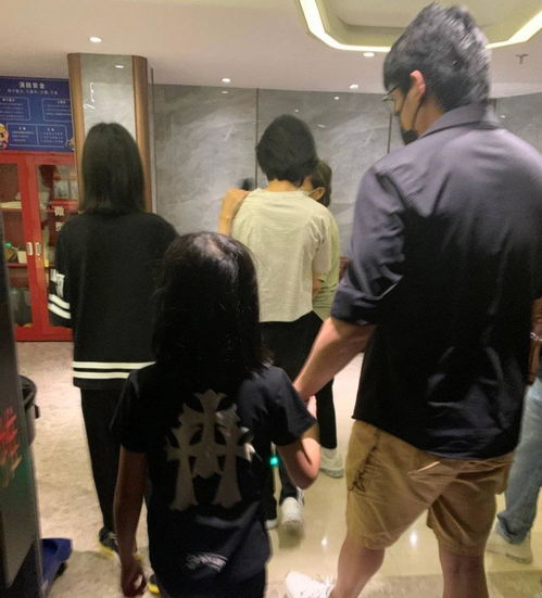 陆毅一家四口共同现身,气质都比较好