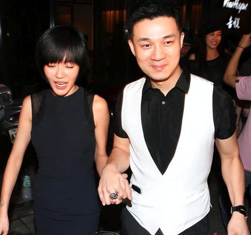小s大女儿庆父亲节,53岁许雅钧打扮浮夸,私生子越长越像他