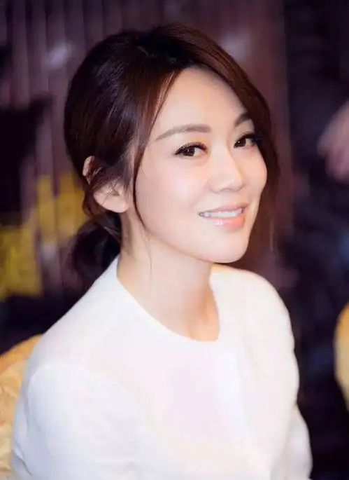大器晚成的闫妮勇夺视后,为演戏减肥30斤,今49岁的她活出了自我