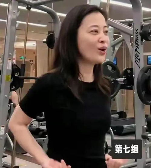 50岁梅婷现身健身房,穿黑色紧身衣身材窈窕,素颜出镜完全不怂