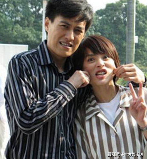 靳东演艺界的老干部,曾和大自己九岁的二婚女人同居五年,后迎娶二婚女