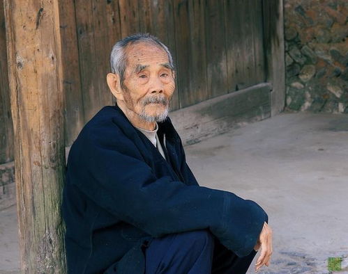 老人和子女生活在一起,子女索要点生活费,这样做很过分吗