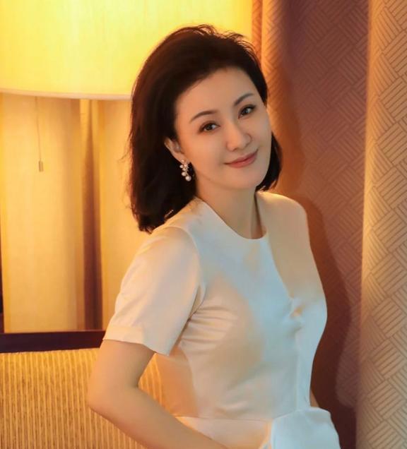 见过大世面的中年女人,早就不戴黄金饰品了换成这些才高级洋气