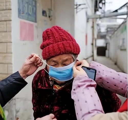 下一波新冠预测,在今秋11月左右,60岁以上的老人应该做好四件事