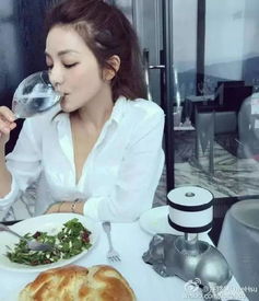 台湾网红许路儿40岁年龄18岁面孔,这才是40岁女人该有的姿态
