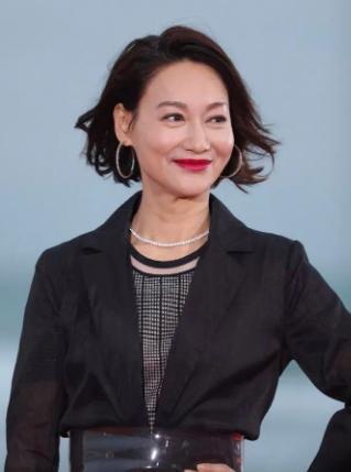 打星惠英红,童年沿街乞讨当过舞女,如今60岁仍在塑造经典