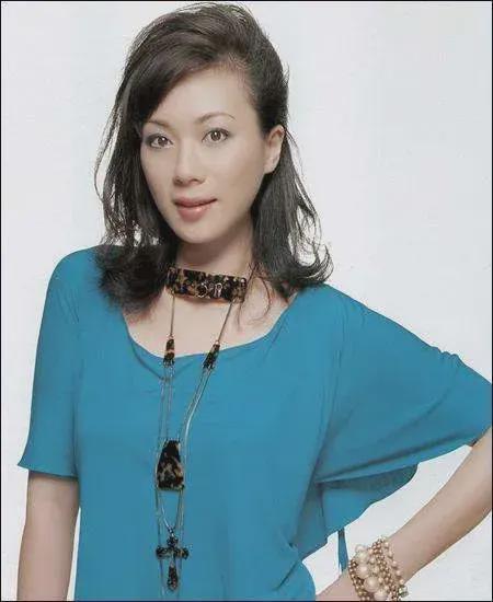张可颐年轻时候冷艳,50多岁的她优雅女人且气场十足