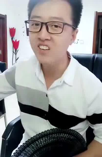 小伙一人模仿小品,当说出第一字时,那魔性的表情实在太逗了