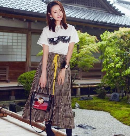 40岁董洁厉害了复古格纹大衣穿出少女感,清纯气质无人能敌
