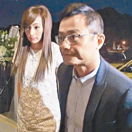 50岁的她拍写真和嫩男演床戏,粉丝想约她床上谈母子恋