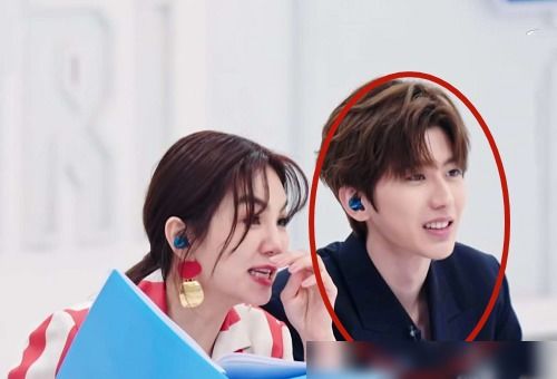 虞书欣越过导师跟lisa对话时,有谁注意蔡徐坤表情忍一下