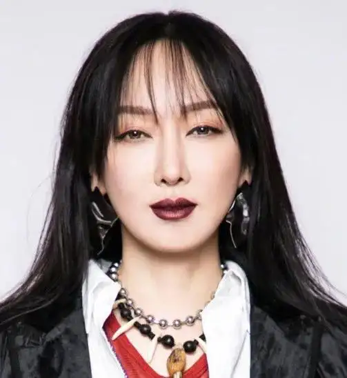 她曾多次登上春晚,和富豪认识一小时就闪婚,现40岁成豪门太太