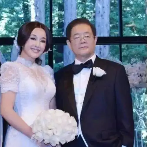 刘晓庆全家照,妹妹比她美,爱过八个男人却无子,原因让人心疼陈国军姜文娱乐圈网易订阅