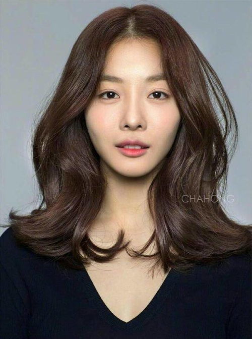 五十岁女人白发多,染什么颜色既遮白发又减龄栗棕色显白又洋气
