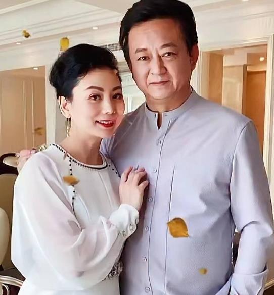 朱军沉冤得雪后,情人节被相伴30年妻子深情表白,事业家庭双丰收