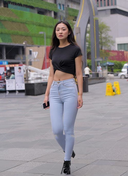 柔美的打底裤时尚美观,经典的尖头细跟设计,微笑迷人