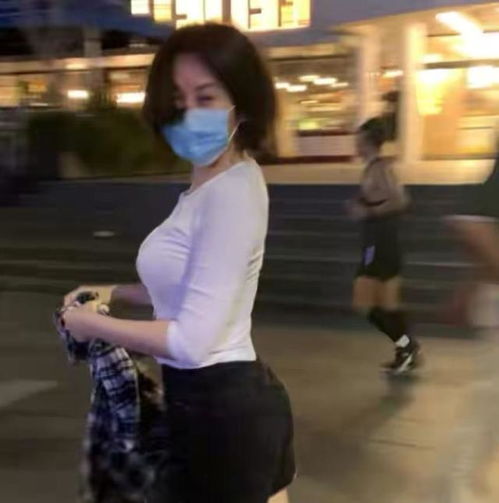 许晴深夜被网友偶遇50岁的她让人无地自容,大把年纪还有蜜桃臀