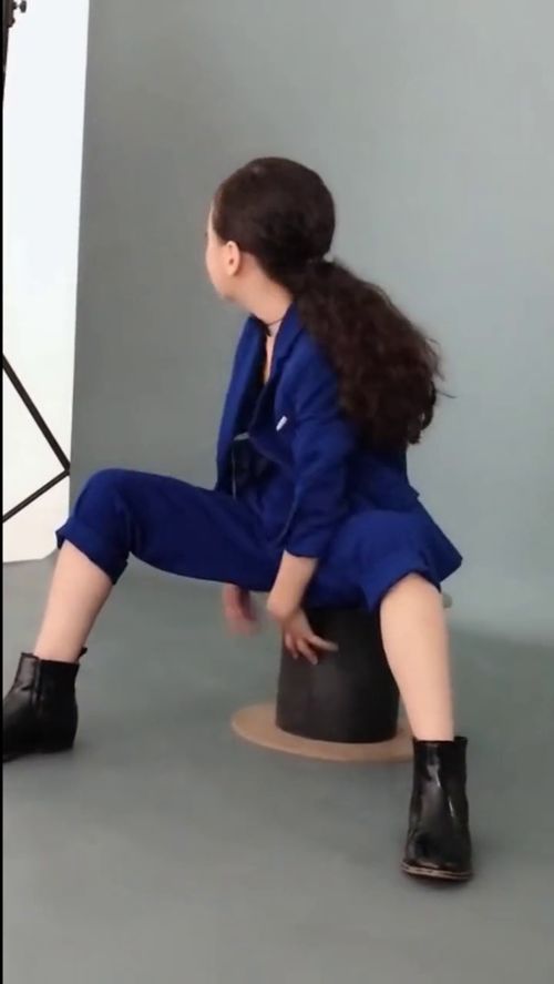 气质小童模,这眼神这表情,拍出来绝对的大片呀