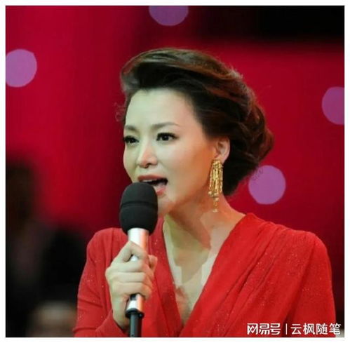 央视主持人董卿最近正式复工,最新工作照曝光,从容优雅风采依旧