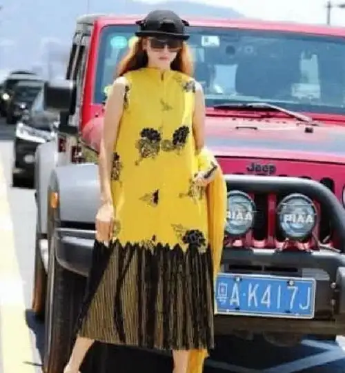 60岁杨丽萍终于尝试普通衣服,身穿粉色连衣裙,宛如18岁少女