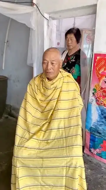 老头非要出去理发多贵啊,还不如自己动手