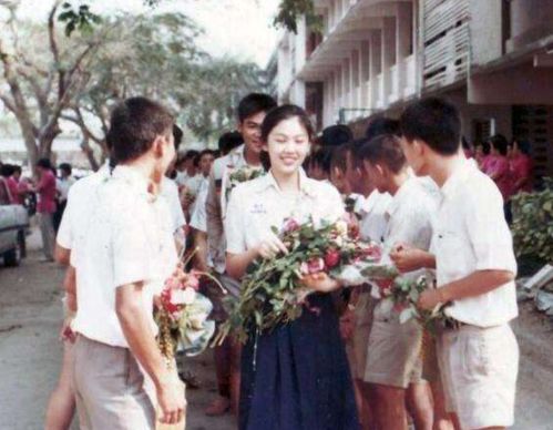 54岁英拉穿粉衣扮嫩,同框比美赢小24岁不丹王后,哥哥始终守护她