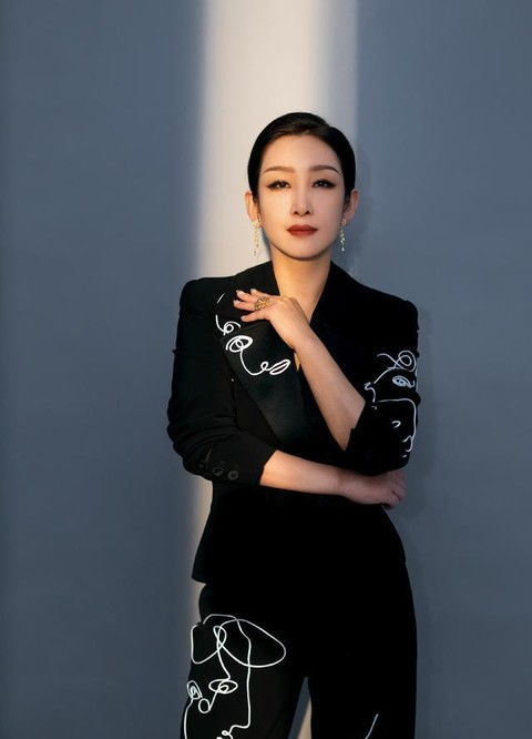 奔五的女人,少穿t恤牛仔裤,学秦海璐这样穿,减龄有气质效果