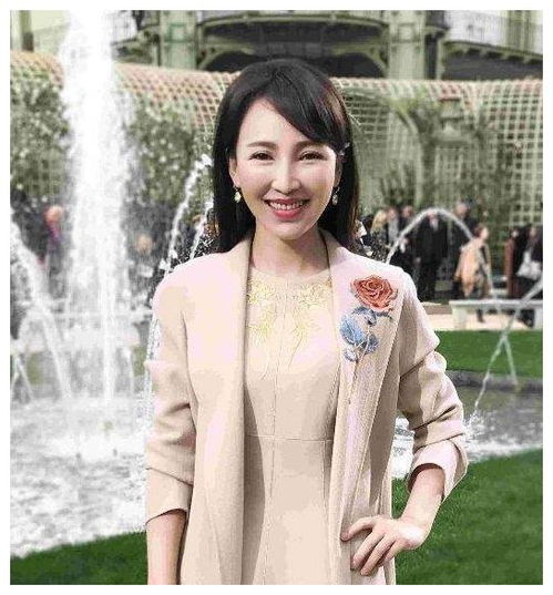 19岁与导演私奔,住地下室裸婚生3个孩子,如今丈夫用7部剧捧红她