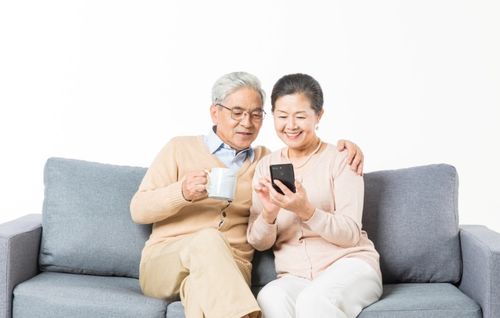 iphone稳定流畅适合老年人单论系统功能还是国产优秀