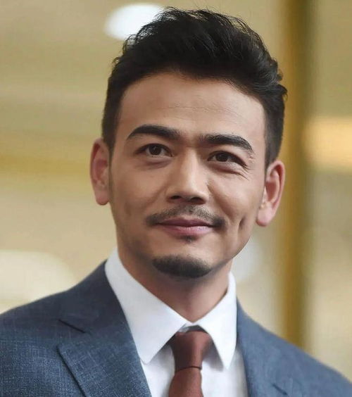 男人40岁后发型决定气质,这3种发型建议避开,会显老显油腻