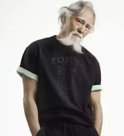 18岁女生向60岁门卫求婚,这些大爷告诉你年龄都是