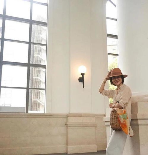 年过50的女人,穿衣要优雅,学这位日本主妇的搭配,简单好显气质