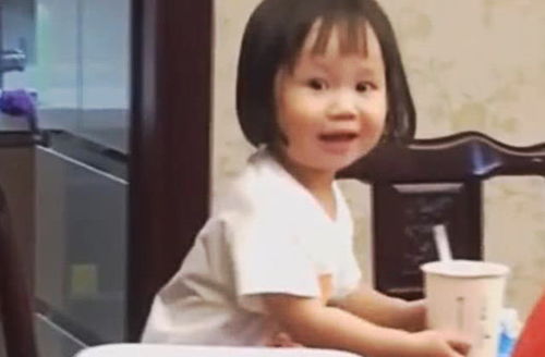 表情3岁小女孩偷吃零食,被妈妈发现后露出微笑,网友太可爱了腾讯新闻表情