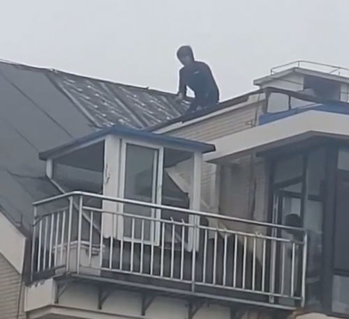 网曝大连一男子持刀在家中伤害亲属,行凶后在楼顶与警方对峙