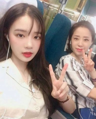 20岁网红传与妈妈的合照,看到妈妈样子大家都觉得爸爸太幸福了